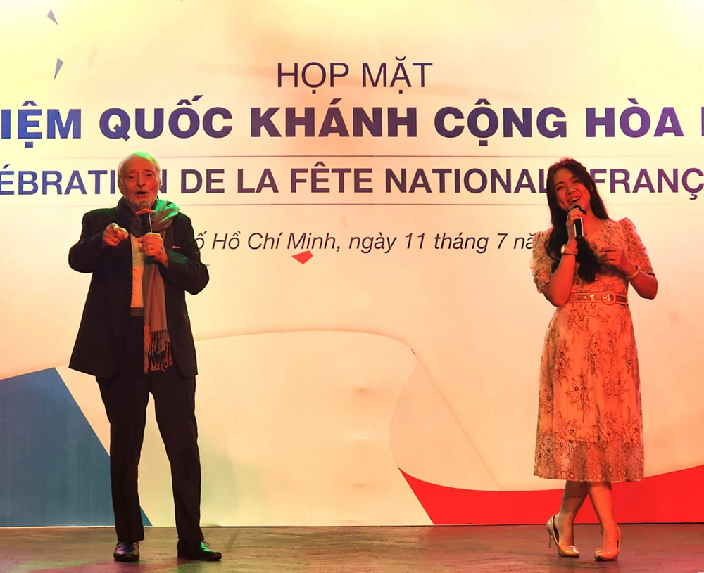 Một tiết mục giao lưu văn nghệ tại buổi họp mặt với b&agrave;i h&aacute;t Douce France 