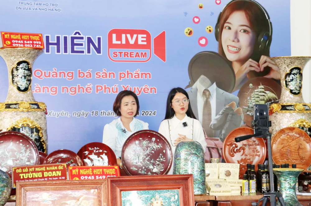 Phi&ecirc;n ph&aacute;t s&oacute;ng trực tiếp quảng b&aacute; l&agrave;ng nghề ở Ph&uacute; Xuy&ecirc;n, 