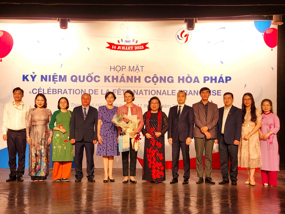 Tng l&atilde;nh sự Ph&aacute;p tại TPHCM chụp ảnh lưu niệm c&ugrave;ng c&aacute;c th&agrave;nh vi&ecirc;n Hội hữu nghị Việt Nam - Ph&aacute;p TPHCM, &ocirc;ng Đỗ Việt H&agrave; - Chủ tịch Li&ecirc;n hiệp c&aacute;c tổ chức hữu nghị TPHCM (thứ tư từ tr&aacute;i sang) v&agrave; b&agrave; Nguyễn Ngọc Lan - Viện trưởng Viện Trao đổi Văn h&oacute;a với Ph&aacute;p (thứ năm từ tr&aacute;i sang))