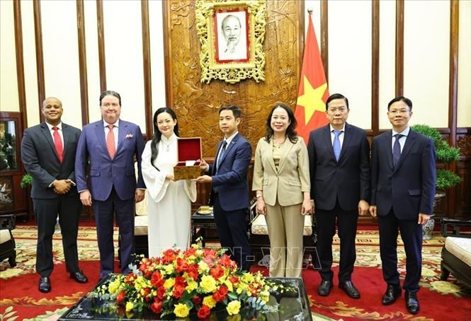 Ph&oacute; Chủ tịch nước V&otilde; Thị &Aacute;nh Xu&acirc;n tiếp nhận m&oacute;n qu&agrave; l&agrave; những hạt hoa sen đ&atilde; được mang l&ecirc;n vũ trụ từ b&agrave; Amanda Nguyễn. Ảnh: Minh Đức/TTXVN
