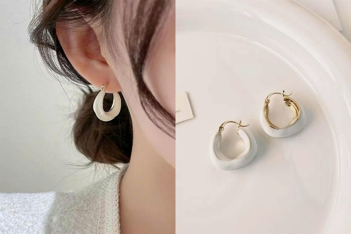 D&aacute;ng tr&ograve;n cổ điển của đ&ocirc;i b&ocirc;ng tai n&agrave;y mang lại cảm gi&aacute;c nhẹ nh&agrave;ng v&agrave; thanh lịch. Chất liệu men sứ phủ &aacute;nh trắng gi&uacute;p đ&ocirc;i tai của bạn th&ecirc;m s&aacute;ng v&agrave; nổi bật hơn. Phần m&oacute;c c&agrave;i mảnh tinh tế tạo sự h&agrave;i h&ograve;a nhưng kh&ocirc;ng k&eacute;m phần chắc chắn. Mẫu thiết kế n&agrave;y c&ograve;n dễ kết hợp c&ugrave;ng kiểu t&oacute;c b&uacute;i thấp v&agrave; buộc lơi, rất ph&ugrave; hợp với người c&oacute; d&aacute;ng mặt vu&ocirc;ng hoặc g&oacute;c cạnh gi&uacute;p đường n&eacute;t trở n&ecirc;n h&agrave;i h&ograve;a hơn.