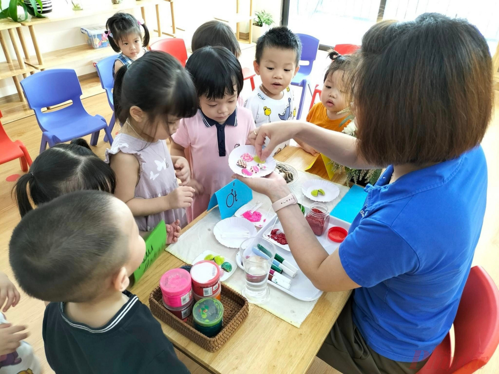 Theo dự kiến, Ch&iacute;nh phủ sẽ tham mưu xếp lại bậc lương cho gi&aacute;o vi&ecirc;n mầm non để đảm bảo cuộc sống - Ảnh minh họa