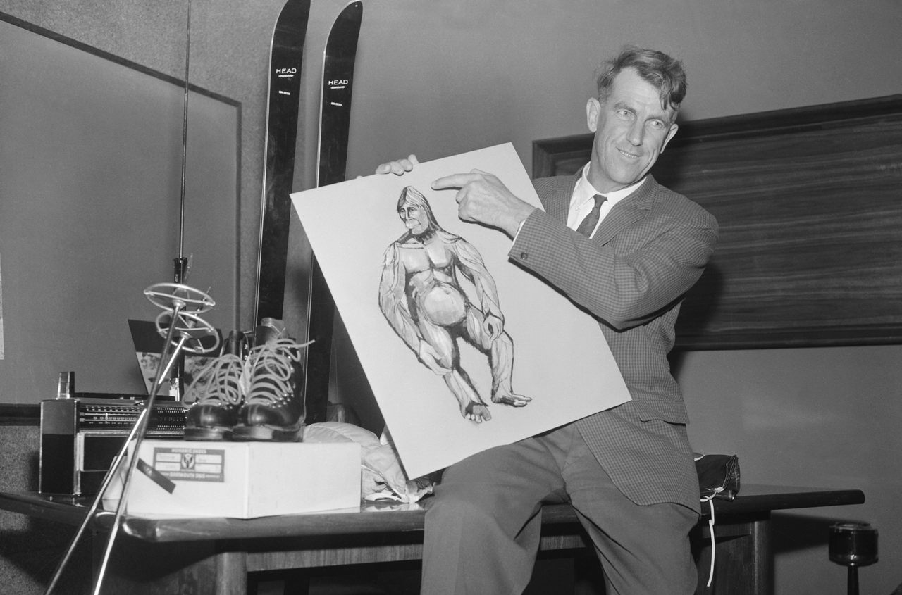 Nhà leo núi nổi tiếng người New Zealand, Edmund Hillary, nhắc đến “huyền thoại Yeti” trong buổi họp báo trước chuyến thám hiểm Himalaya của ông diễn ra năm 1960. - Ảnh: Getty