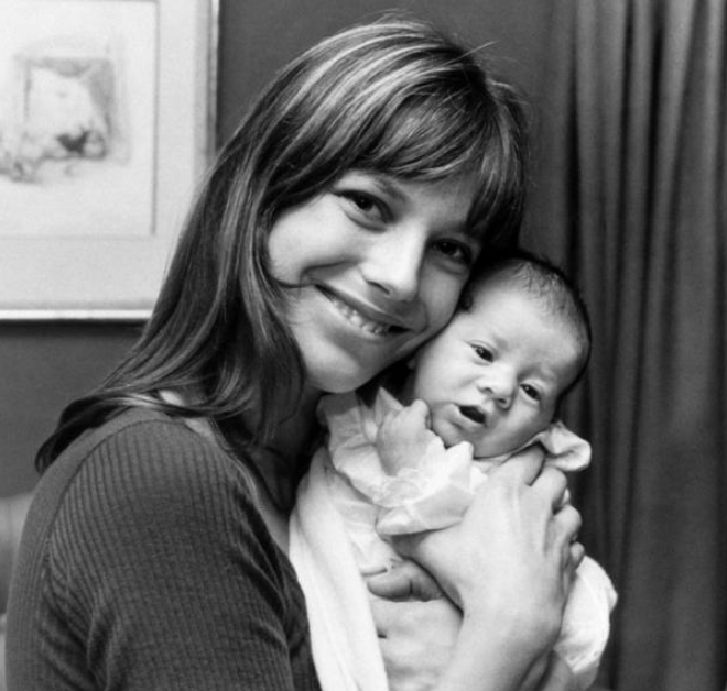Ca sĩ Jane Birkin với con g&aacute;i diễn vi&ecirc;n Charlotte Gainsbourg v&agrave;i tuần sau khi c&ocirc; ch&agrave;o đời v&agrave;o năm 1971
