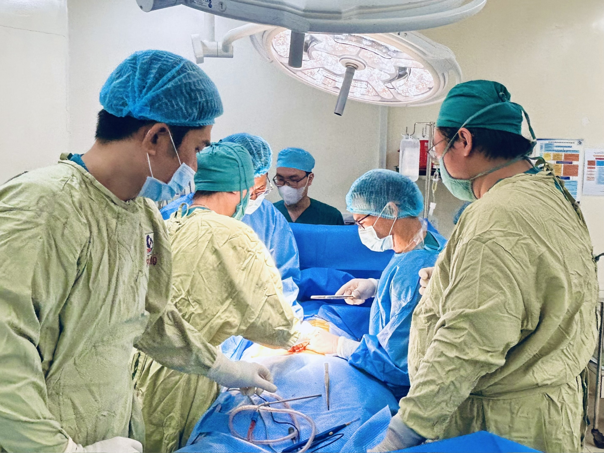 Cuộc phẫu thuật gh&eacute;p thận mang lại sự sống cho người bệnh, ảnh BVCC