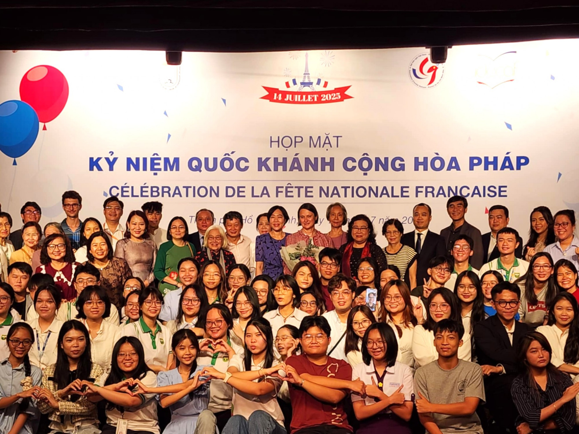 Đổng đảo c&aacute;c bạn sinh vi&ecirc;n v&agrave; bạn b&egrave; quốc tế đến tham dự buổi họp mặt mừng Quốc kh&aacute;nh Ph&aacute;p 14/7