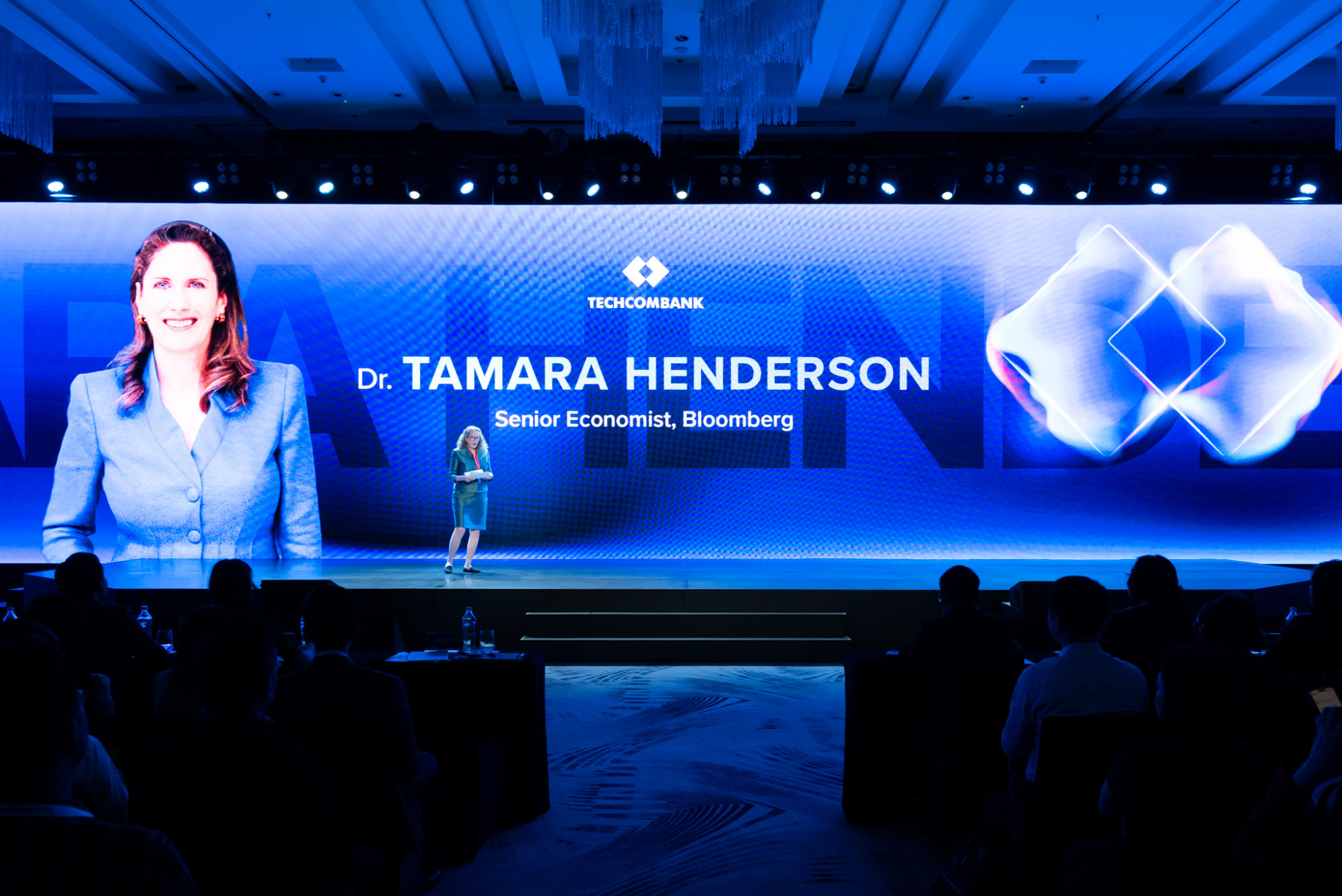 Tiến sĩ Tamara Henderson - Chuy&ecirc;n gia Kinh tế cấp cao Bloomberg