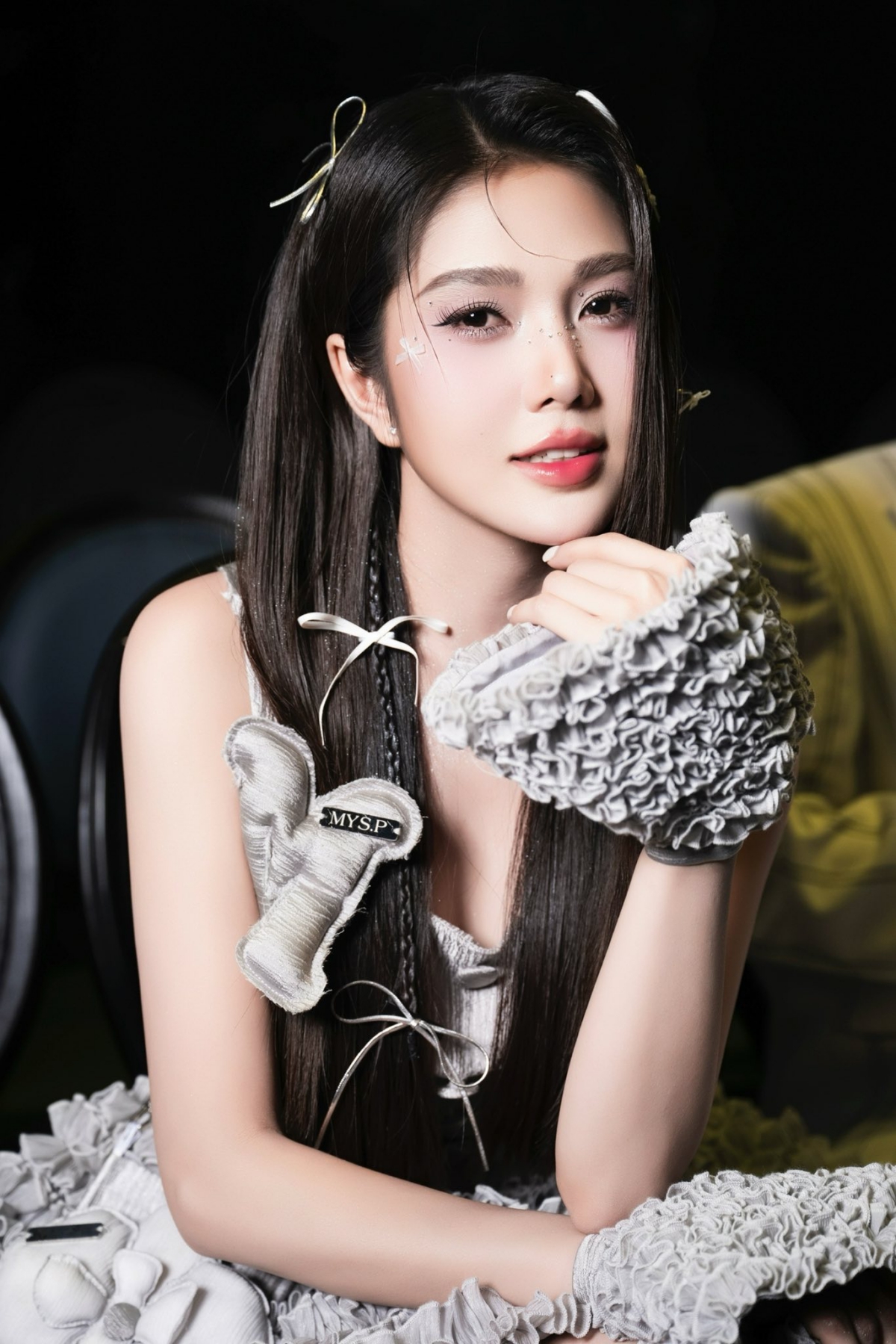hot girl Ny Saki to&aacute;t l&ecirc;n vẻ đẹp ngọt ng&agrave;o v&agrave; thời thượng đậm chất kawaii hiện đại. Gương mặt c&ocirc; sắc sảo với đường n&eacute;t thanh t&uacute;, l&agrave;n da trắng mịn v&agrave; lớp trang điểm nhẹ nh&agrave;ng nhưng tinh tế, đặc biệt nổi bật với đ&ocirc;i mắt long lanh v&agrave; m&aacute; hồng tựa sương sớm.