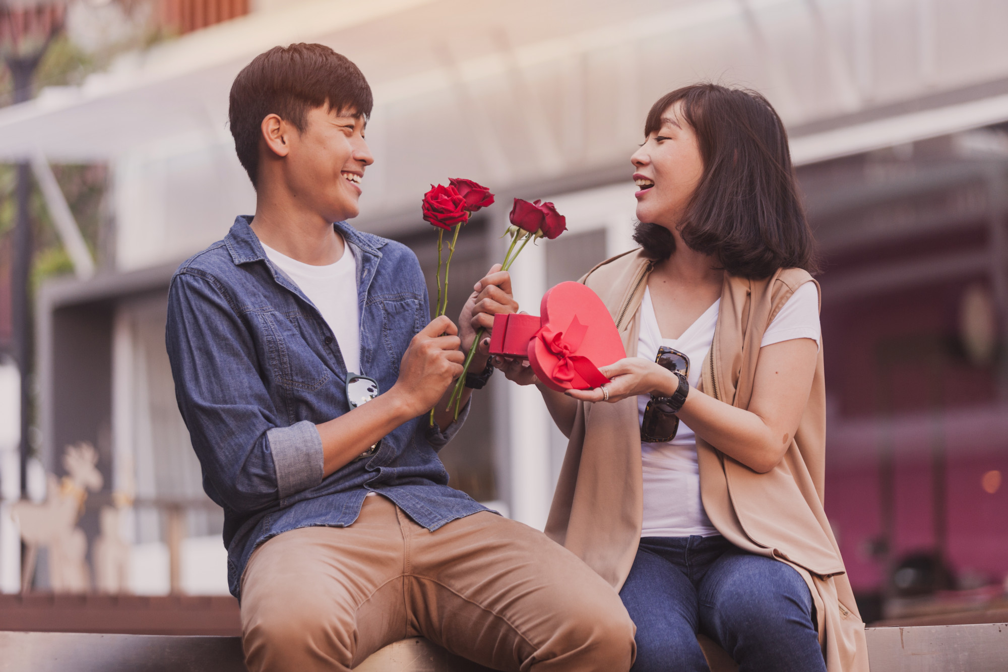 T&igrave;nh y&ecirc;u l&agrave; cảm x&uacute;c cần được thể hiện ( Ảnh minh họa Freepik)