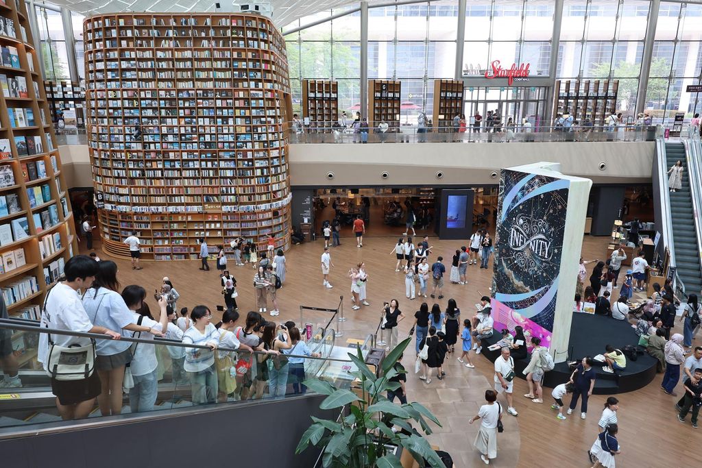 Thư viện Starfield tại Trung tâm thương mại Coex ở Seoul. Ảnh: Yonghap