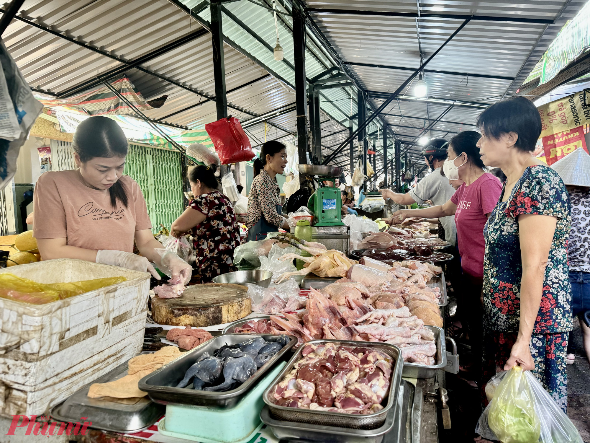 Kh&ocirc;ng phải người d&acirc;n n&agrave;o cũng c&oacute; điều kiện v&agrave;o si&ecirc;u thị, trung t&acirc;m thương mại n&ecirc;n việc giữ lại chợ truyền thống v&agrave; ph&aacute;t triển n&oacute; một c&aacute;ch b&agrave;i bản rất quan trọng - Ảnh: Thanh Hoa