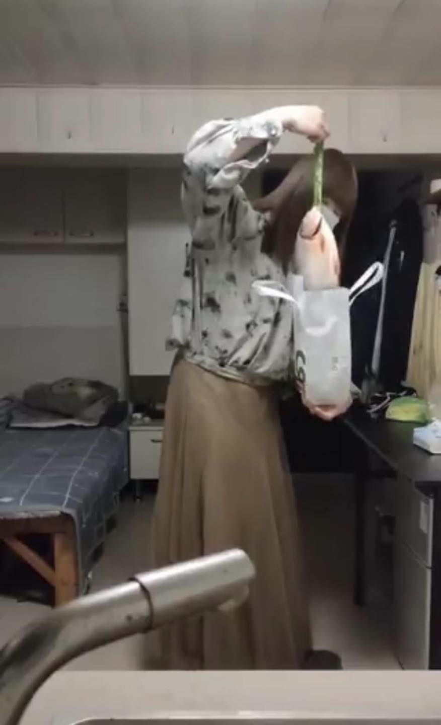 Những người đ&agrave;n &ocirc;ng đến với Hồng Tỷ kh&ocirc;ng phải v&igrave; c&ocirc; đơn m&agrave; v&igrave; để thỏa m&atilde;n nhu cầu t&igrave;nh dục với chi ph&iacute; rất thấp, đ&ocirc;i khi chỉ l&agrave; 1 con c&aacute;