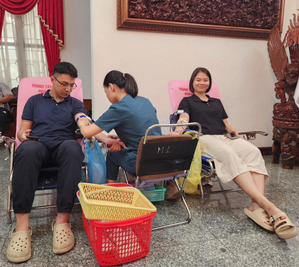 Chị Nguyễn Võ Mỹ Tâm (bìa phải) – chuyên viên Sở Ngoại vụ TPHCM - chia sẻ: tuy đã từng tham gia hiến máu trước đây, chị không khỏi hồi hộp khi lần đầu tiên tham gia hiến máu tại Lãnh sự quán.