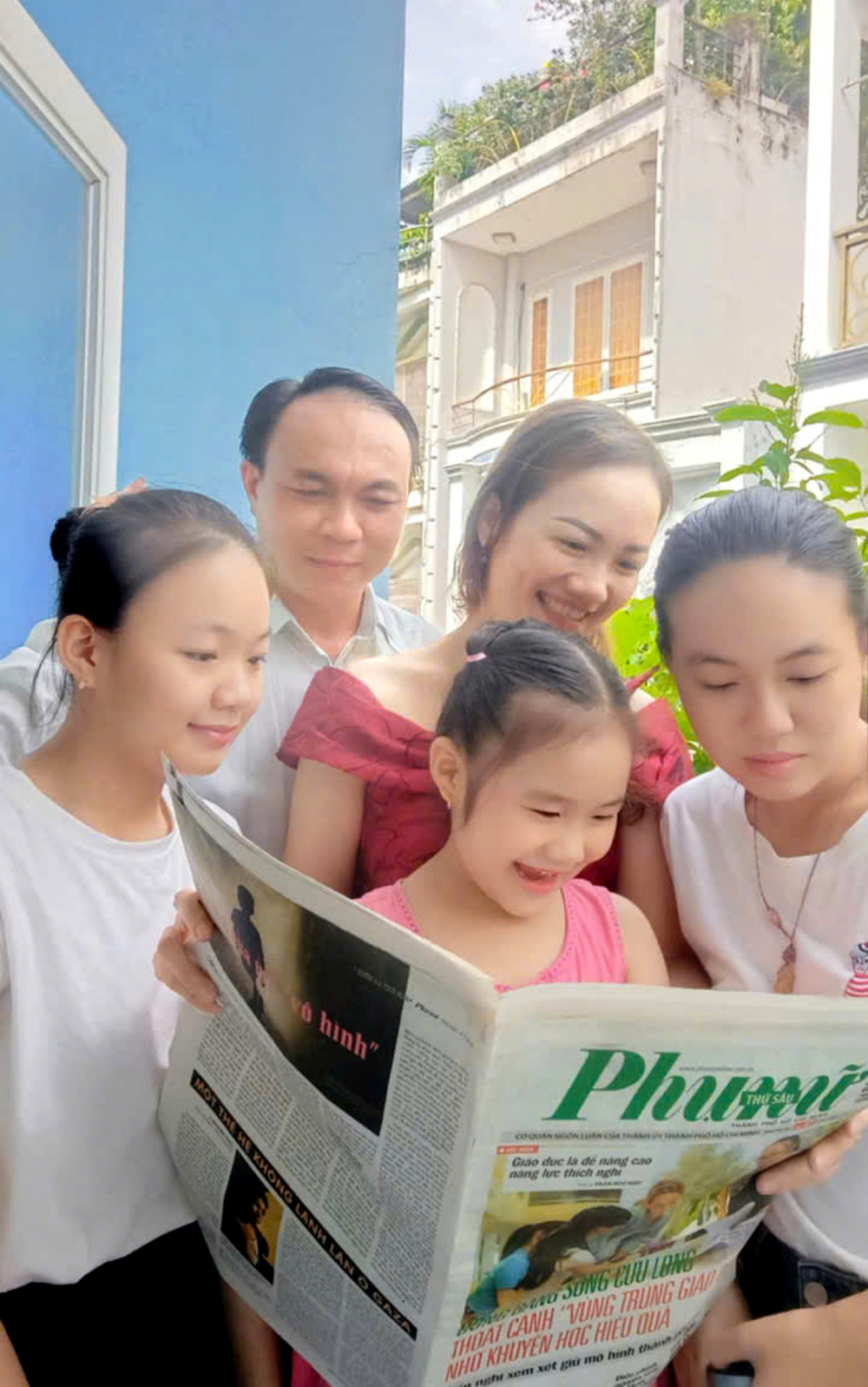 Niềm vui của gia đ&igrave;nh chị Mỹ Hạnh khi c&oacute; b&agrave;i viết  được đăng b&aacute;o Phụ nữ TPHCM - Ảnh do nh&acirc;n vật cung cấp 