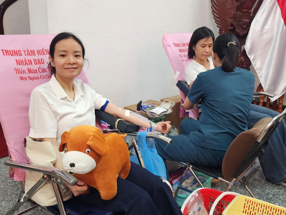 Chị Lê Thùy Trang - chuyên viên Sở Ngoại vụ TPHCM - đàu rằng thật may mắn khi bản thân đã vượt 3kg so với tiêu chuẩn hiến máu (42kg dành cho nữ)