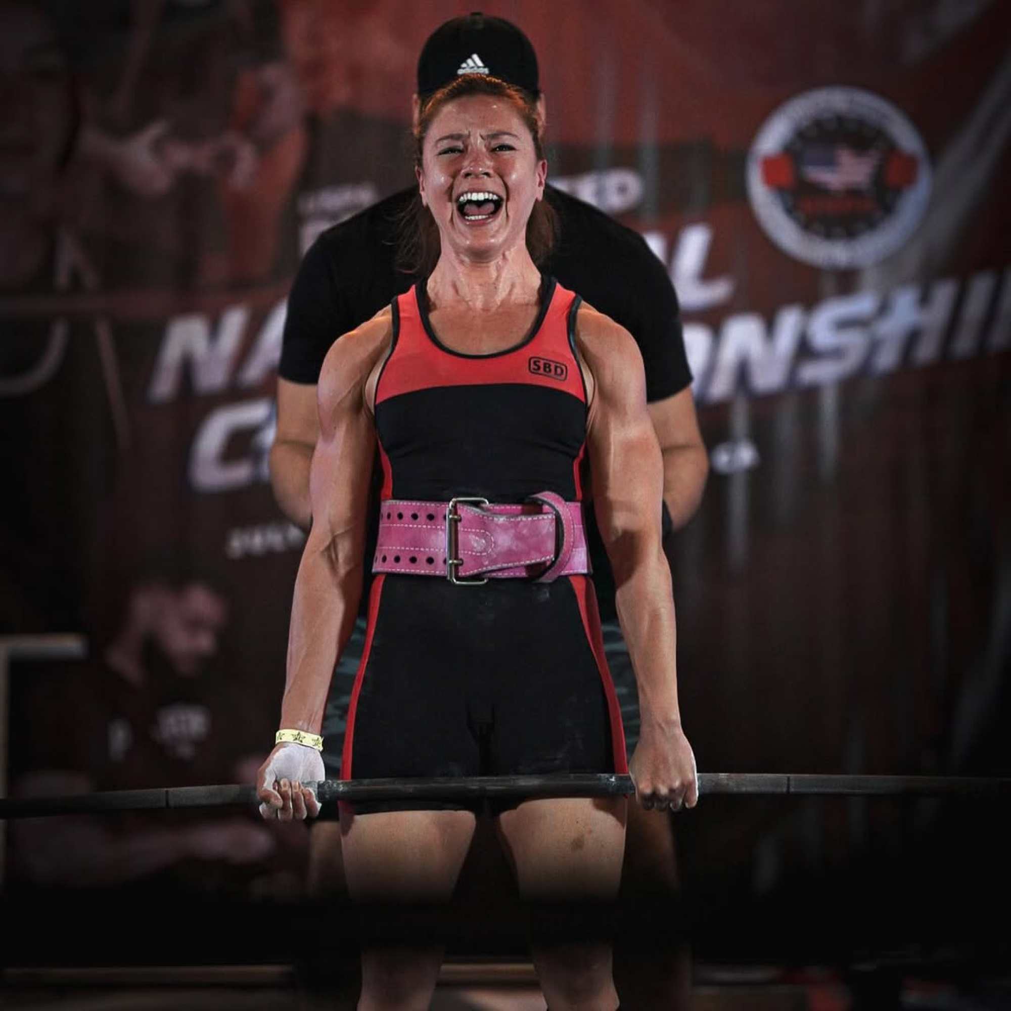 Daniella lập kỷ lục c&aacute; nh&acirc;n với c&uacute; deadlift 180kg &ndash; gấp ba lần trọng lượng cơ thể của c&ocirc;.