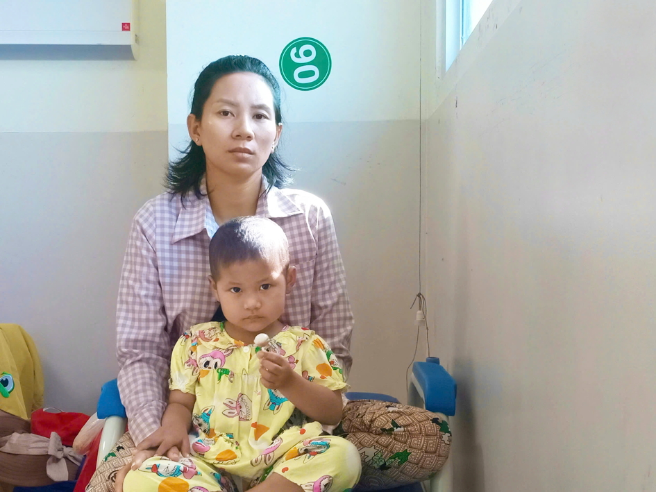 Chị H&agrave; c&ugrave;ng con Nguyễn Thị Kim Duy&ecirc;n đang rất mong được mọi người gi&uacute;p đỡ