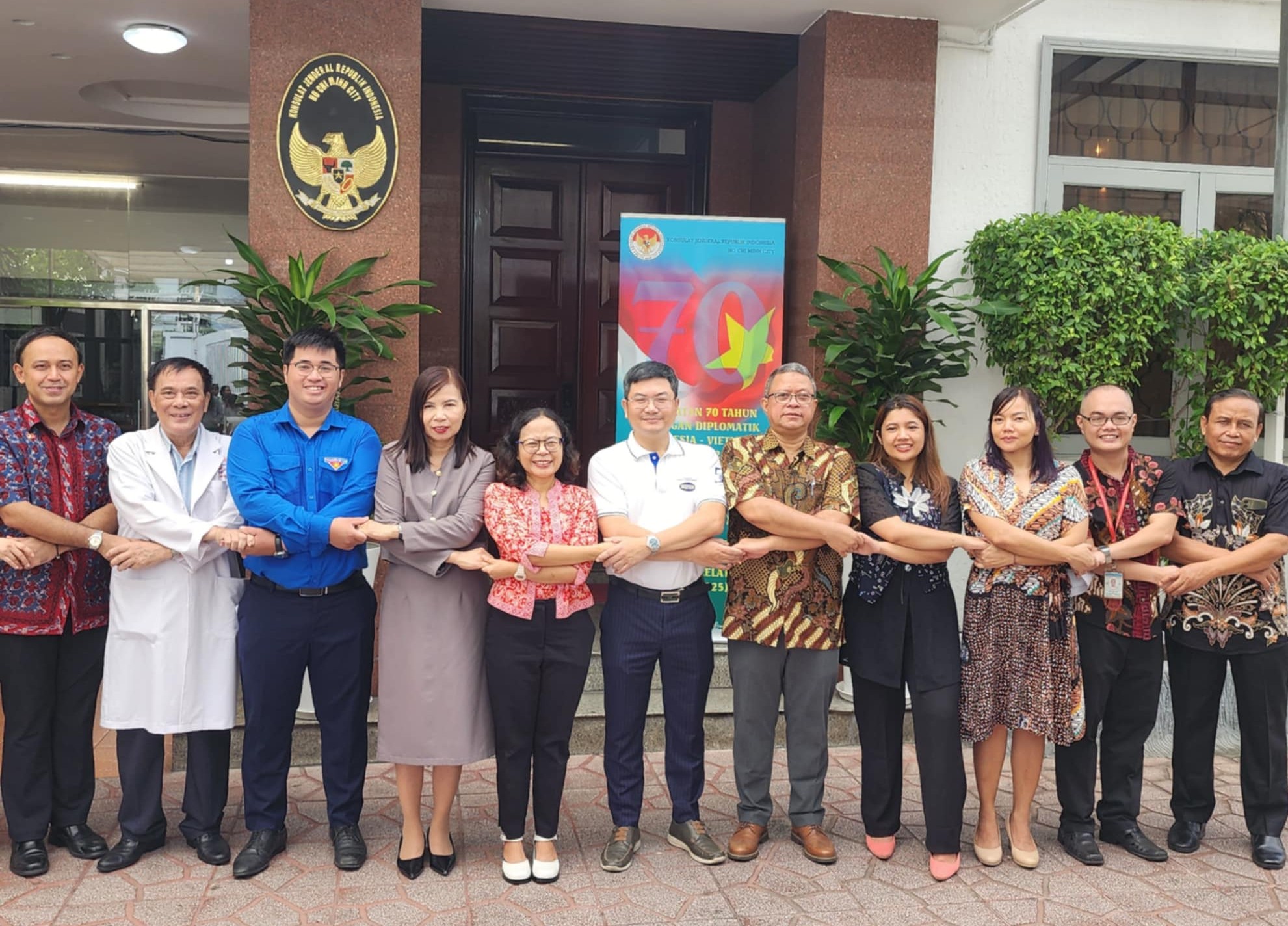 Các đại biểu tham dự chương trình cùng chụp ảnh lưu niệm