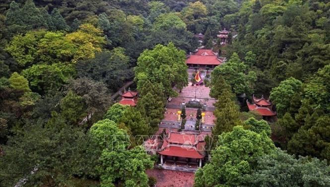 Đề thờ Nguyễn Tr&atilde;i trong khu di t&iacute;ch dang thắng C&ocirc;n Sơn. Ảnh: TTXVN