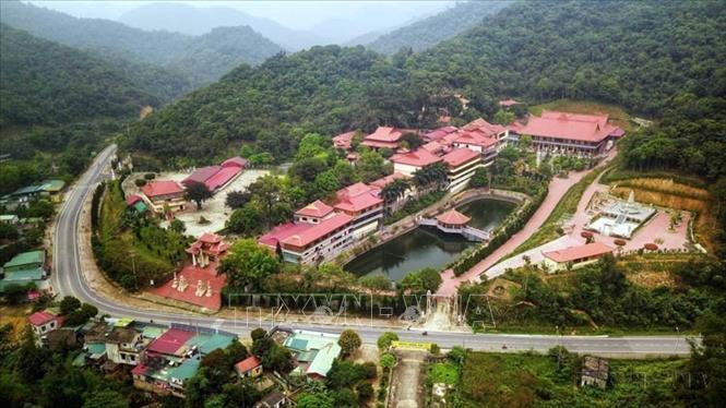 Thiền vện Tr&uacute;c l&acirc;m Y&ecirc;n Tử l&agrave; nơi vua Trần Nh&acirc;n T&ocirc;ng chọn l&agrave;m nơi tu h&agrave;nh. C&ocirc;ng tr&igrave;nh cũ đ&atilde; bị ph&aacute; huỷ theo thời gian, chỉ c&ograve;n lại một &iacute;t dấu t&iacute;ch. C&ocirc;ng tr&igrave;nh mới được x&acirc;y dựng lại từ năm 2002 Ảnh : TTXVN