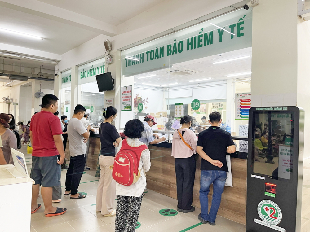 Bệnh nhân thanh toán viện phí tại quầy dành cho người có bảo hiểm y tế tại khu khám bệnh, Bệnh viện Lê Văn Thịnh ngày 8/7