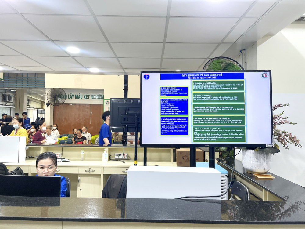 Các quy định mới về bảo hiểm y tế được Bệnh viện Lê Văn Thịnh chiếu trên các màn hình tại những khu vực sảnh tiếp nhận bệnh