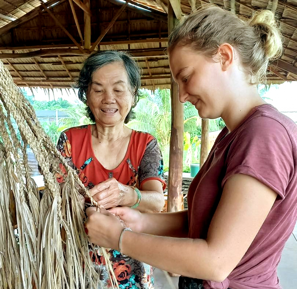Du khách quốc tế trải nghiệm cuộc sống xanh cùng phụ nữ Cồn Sơn, TP Cần Thơ