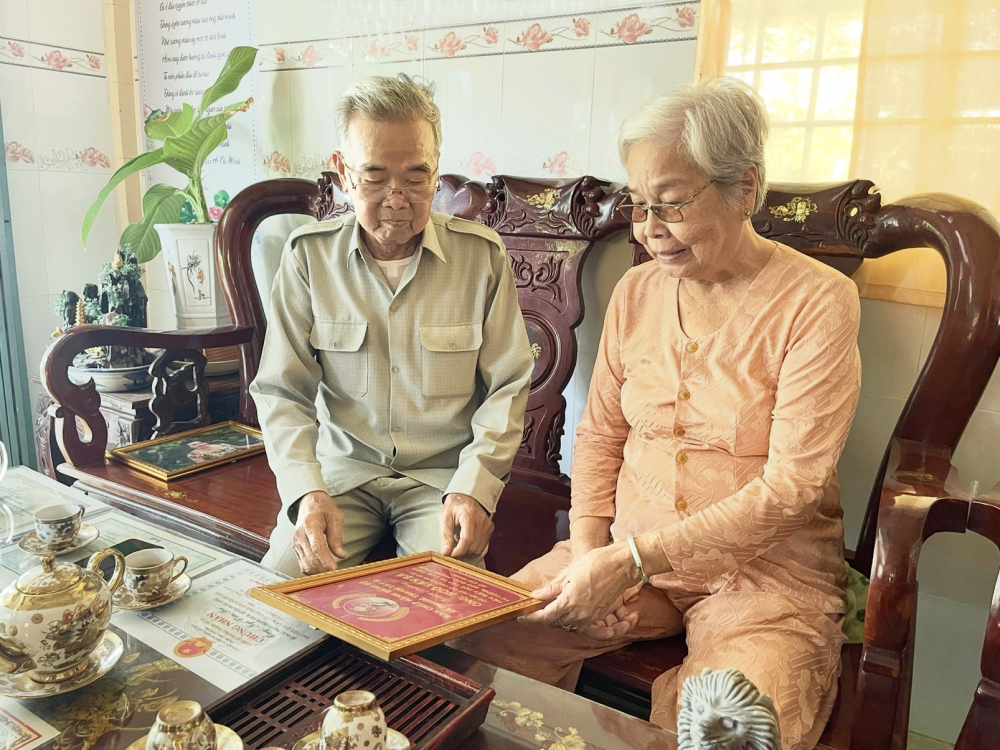 &Ocirc;ng B&aacute; v&agrave; b&agrave; Lửa  sớm h&ocirc;m b&ecirc;n nhau ở tuổi xế chiều