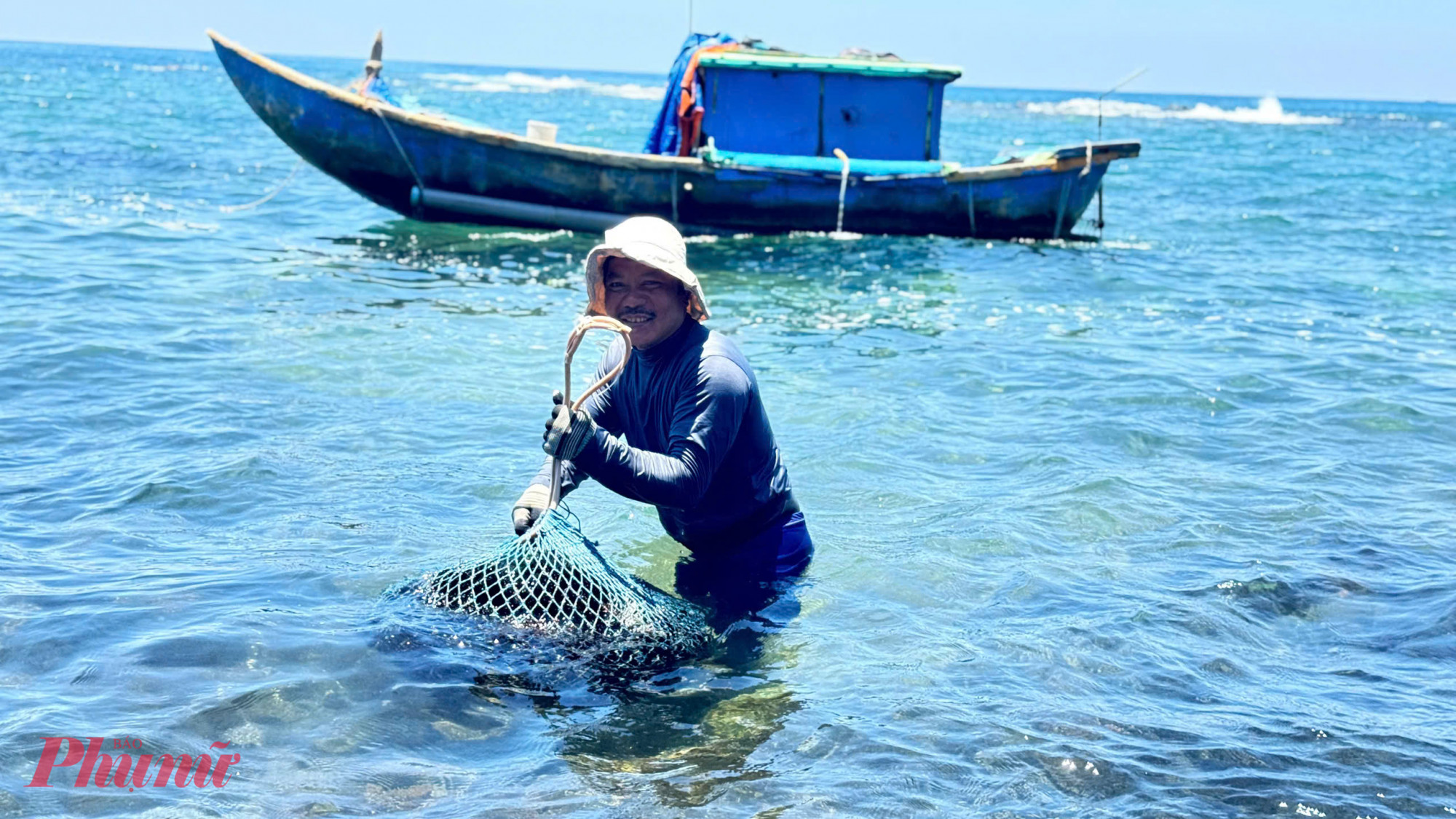 Dụng cụ ngư cụ để ngư d&acirc;n bắt nhum rất đơn giản với c&acirc;y sắt d&agrave;i tầm 2 m&eacute;t được bẻ cong một đầu như lưỡi c&acirc;u c&ugrave;ng chiếc vợt đựng nhum, k&iacute;nh lặn.