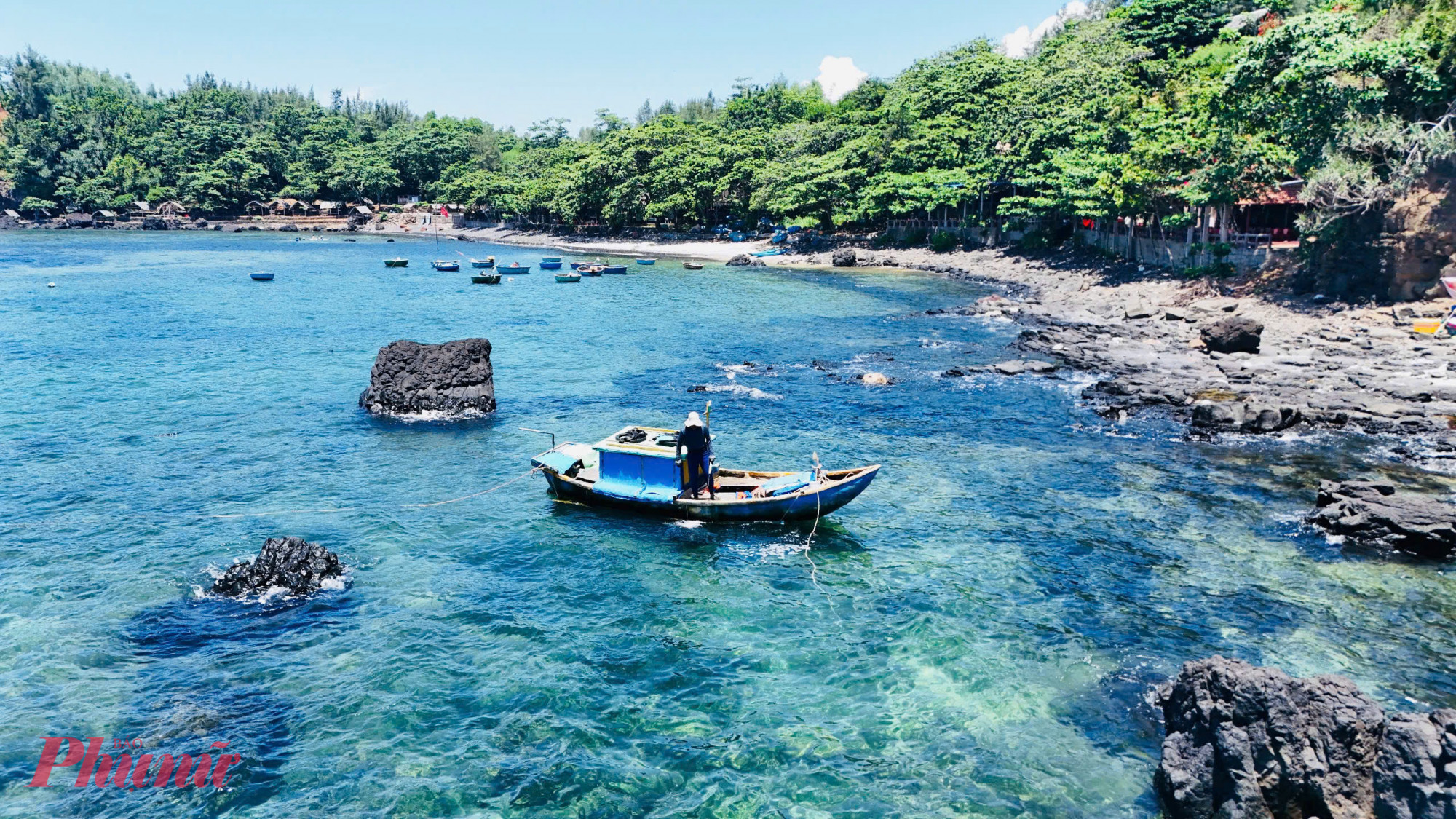Những ng&agrave;y n&agrave;y, ở mũi Ba L&agrave;ng An (x&atilde; Đ&ocirc;ng Sơn, tỉnh Quảng Ng&atilde;i) kh&ocirc;ng kh&oacute; để bắt gặp h&igrave;nh ảnh ngư d&acirc;n tất bật săn nhum biển.