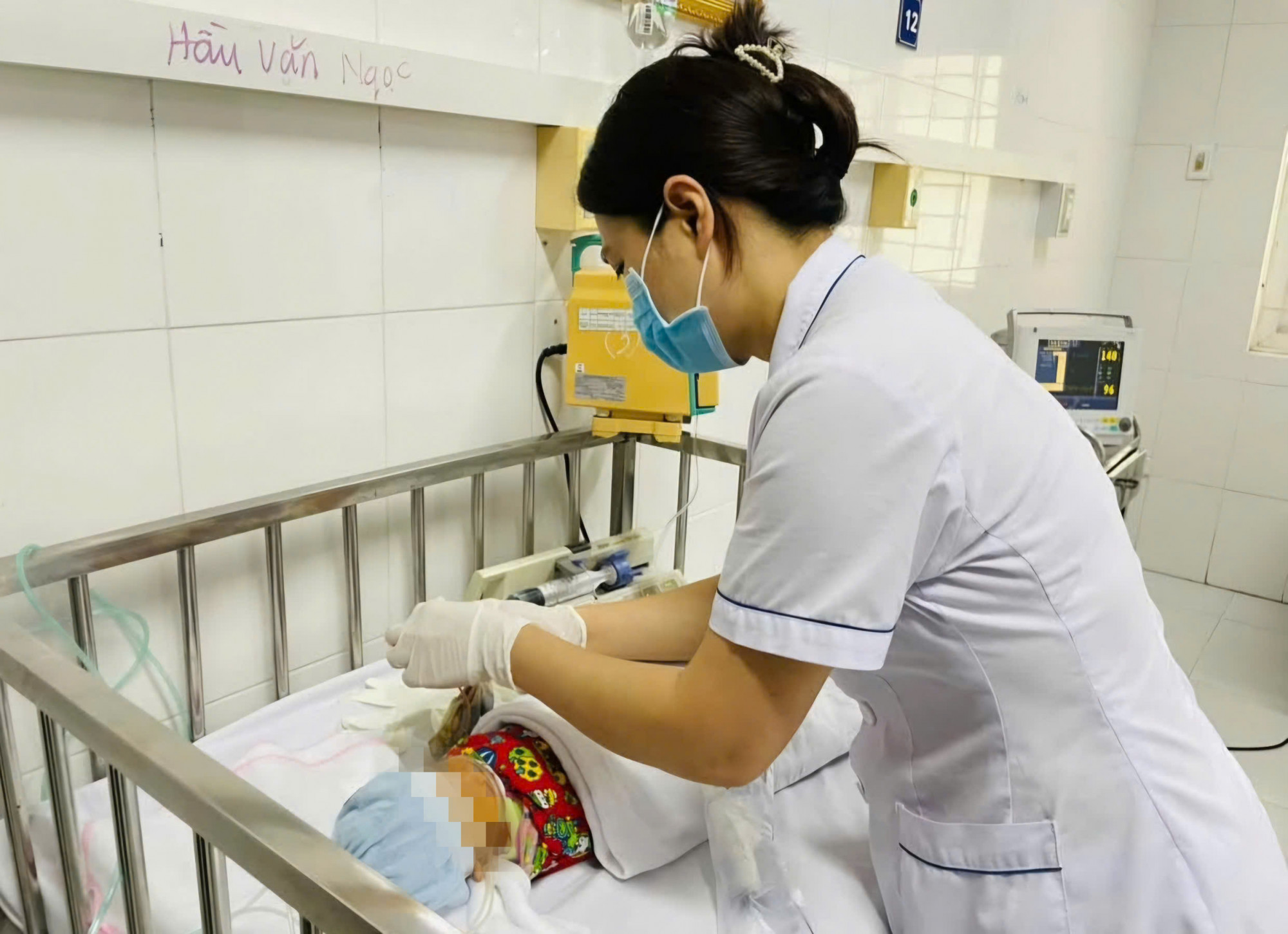 B&eacute; sơ sinh nhập viện trong t&igrave;nh trạng da v&agrave;ng to&agrave;n th&acirc;n, tr&ecirc;n đầu c&oacute; vết rạch