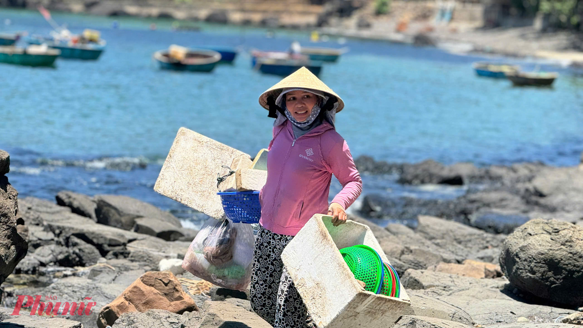 B&agrave; Nguyễn Thị H&agrave; cho biết, nhum sau khi bắt l&ecirc;n bờ sẽ được d&ugrave;ng dao để t&aacute;ch l&agrave;m đ&ocirc;i, sau đ&oacute; nạo phần ruột ra v&agrave; vứt phần vỏ. Sau khi t&aacute;ch, nhum thường được rửa qua nước biển giữ độ tươi v&agrave; hạn chế m&ugrave;i h&ocirc;i. 