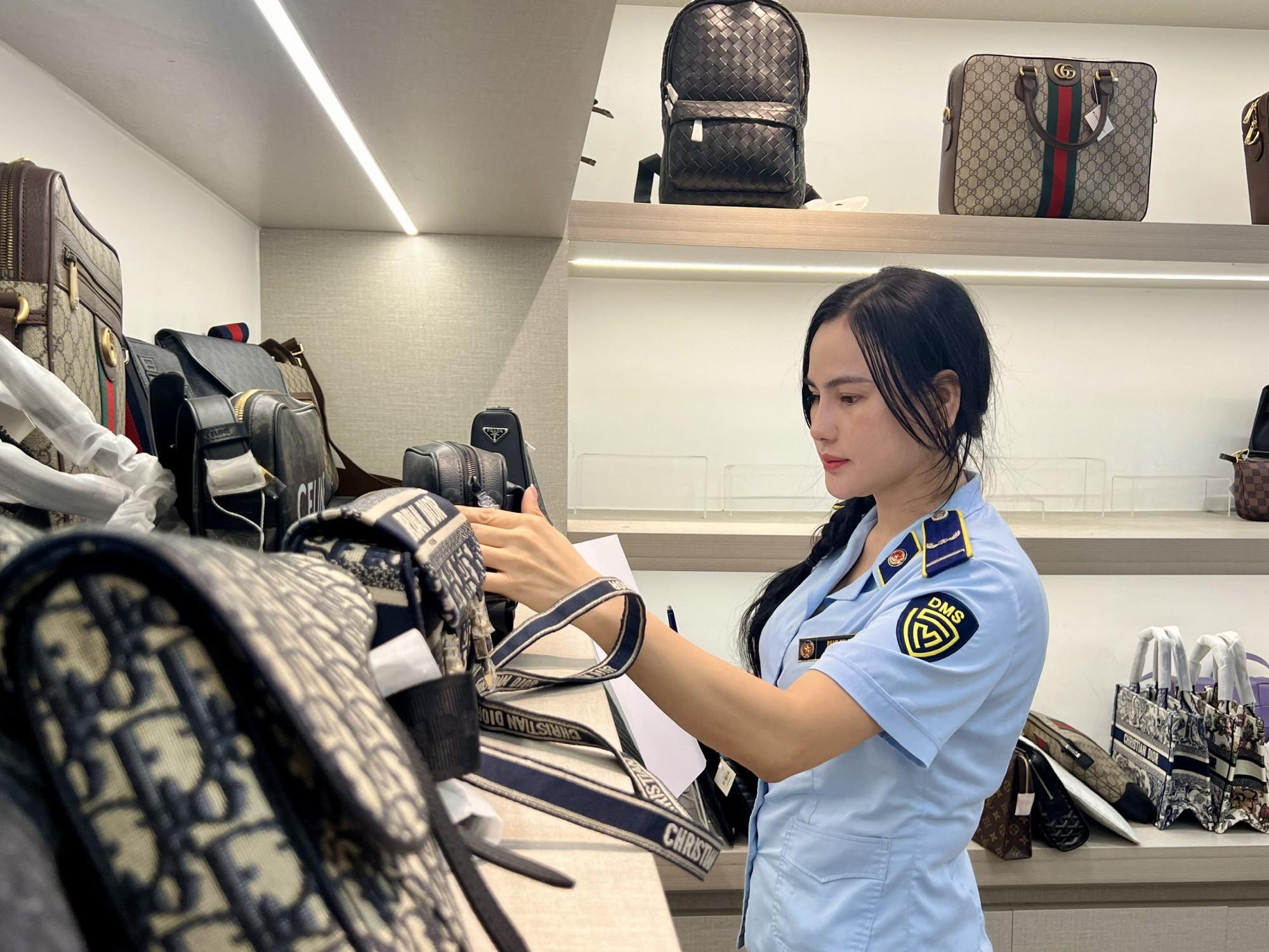 Lực lượng chức năng kiểm tra hộ kinh doanh sản phẩm thời trang c&oacute; dấu hiệu giả mạo tại TP Đ&agrave; Nẵng - Ảnh: Cục Quản l&yacute; v&agrave; Ph&aacute;t triển thị trường trong nước