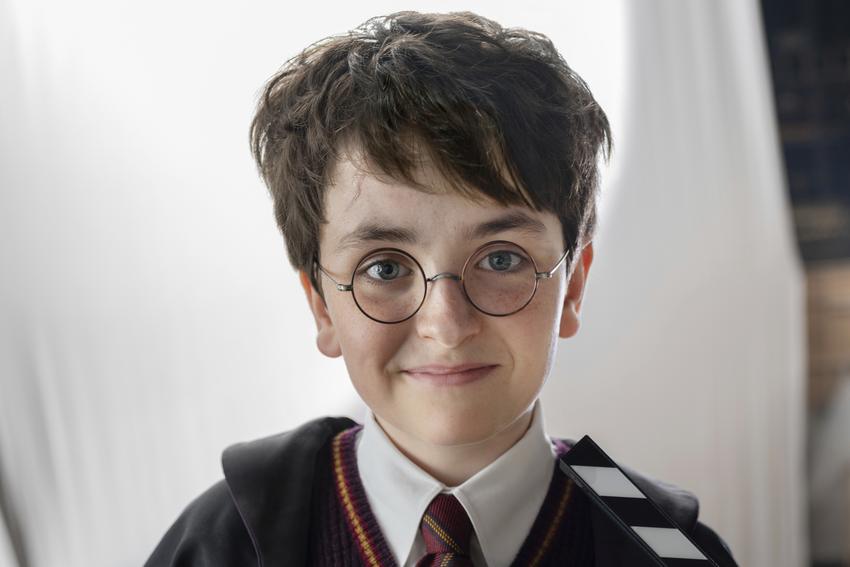 Dominic McLaughlin, người sẽ v&agrave;o vai Harry Potter, tr&ecirc;n phim trường loạt phim Harry Potter của HBO, dự kiến ph&aacute;t s&oacute;ng v&agrave;o năm 2027. Ảnh  HBO