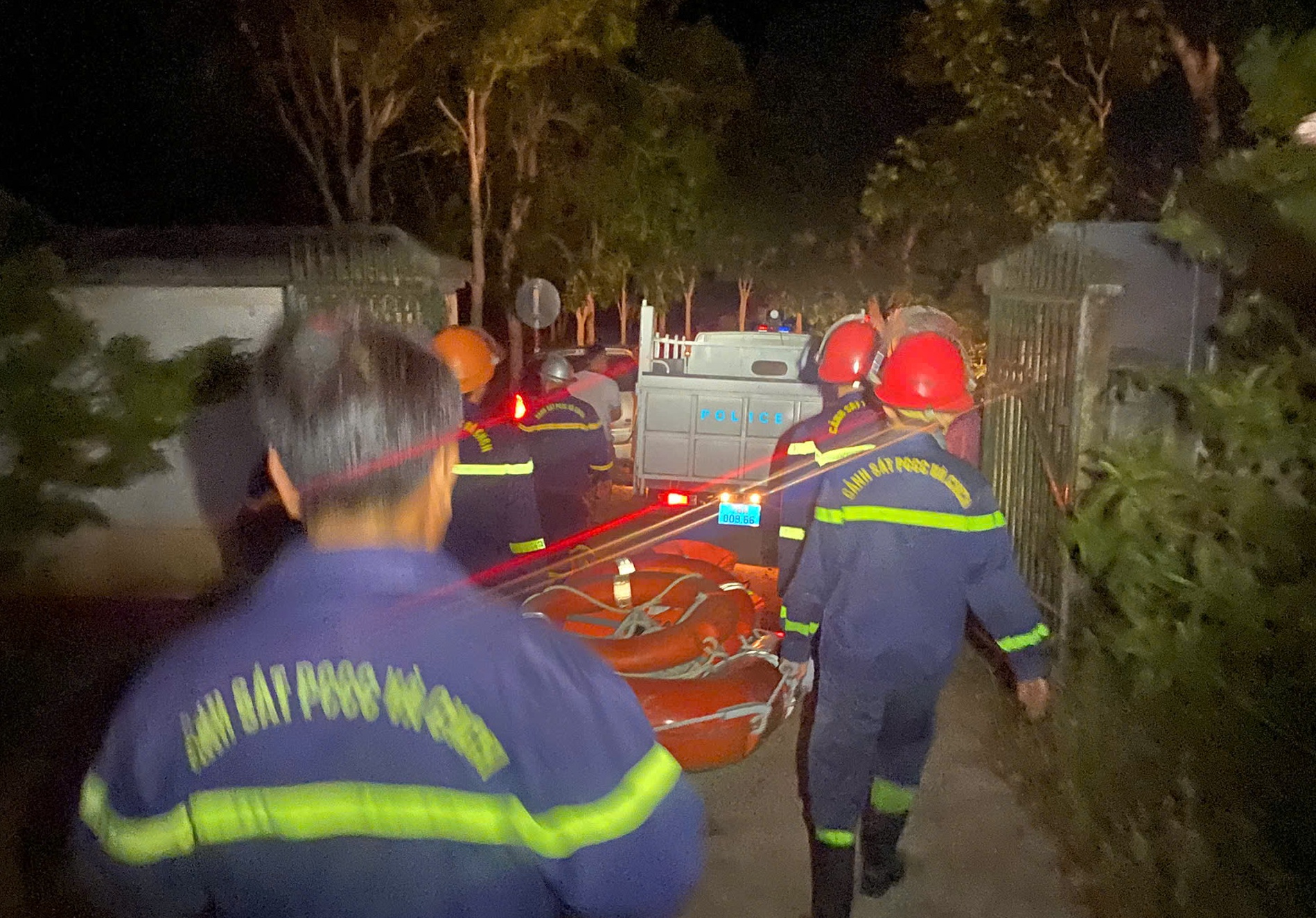 Nhiều c&aacute;n bộ, thiết bị được huy động đến hỗ trợ t&igrave;m kiếm - Ảnh: M.N.