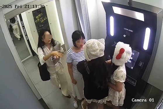 Hai người phụ nữ H&agrave;n Quốc h&agrave;nh h&ugrave;ng hai c&ocirc; g&aacute;i Việt Nam trong tiệm ảnh (Ảnh: cắt từ clip tr&iacute;ch xuất camera)