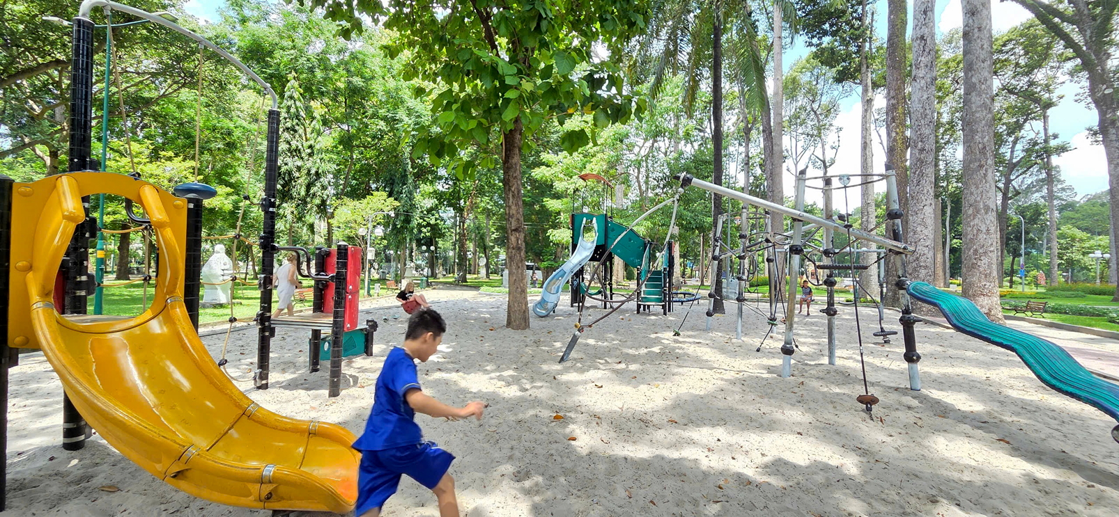 Khu vui chơi trẻ em trong c&ocirc;ng vi&ecirc;n Tao Đ&agrave;n  được đưa v&agrave;o hoạt động năm 2011 - ẢNH: NGỌC TUYẾT
