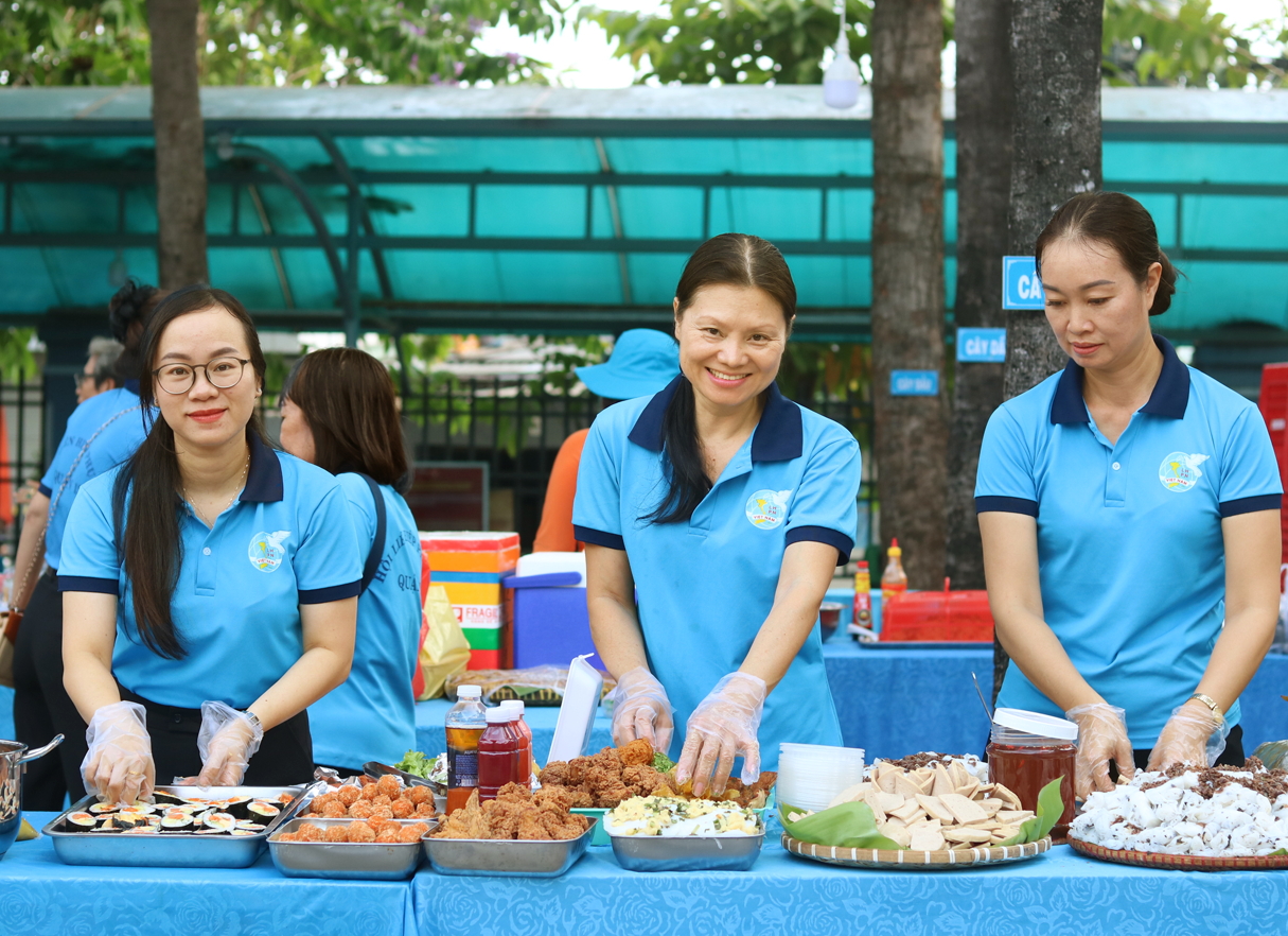 Chị Nguyễn Thị Ngọc Loan (b&igrave;a tr&aacute;i) - Ph&oacute; chủ tịch Hội LHPN phường Trung Mỹ T&acirc;y  - c&ugrave;ng chị em chuẩn bị tiệc buffet g&acirc;y quỹ chăm lo cho phụ nữ v&agrave; trẻ em kh&oacute; khăn 