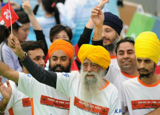 &Ocirc;ng Singh l&agrave; một c&ocirc;ng d&acirc;n Anh sinh ra ở Ấn Độ, c&oacute; biệt danh l&agrave; Lốc xo&aacute;y khăn xếp kể từ khi &ocirc;ng bắt đầu chạy marathon.