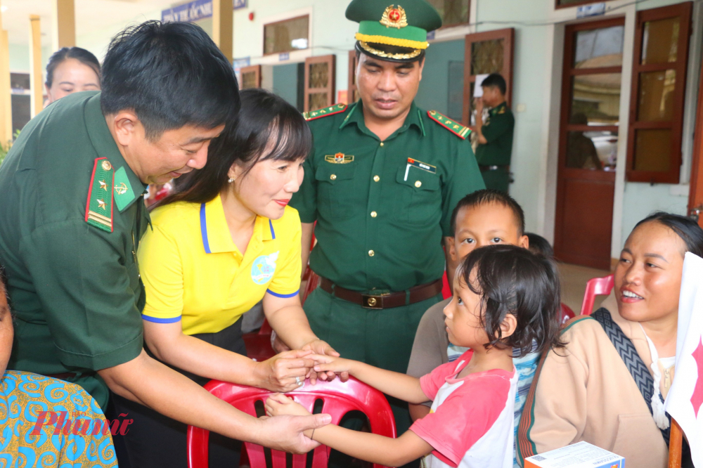 B&agrave; Trịnh Thị Thanh đếm thăm hỏi c&aacute;c bệnh d&acirc;n, v&agrave; qu&acirc;n y tại Trạm Y tế x&atilde; L&igrave;a