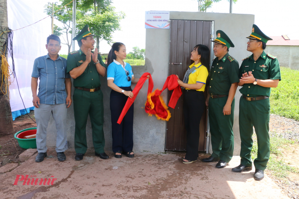 Nghi thức kh&aacute;nh th&agrave;nh c&ocirc;ng tr&igrave;nh giếng nước sạch