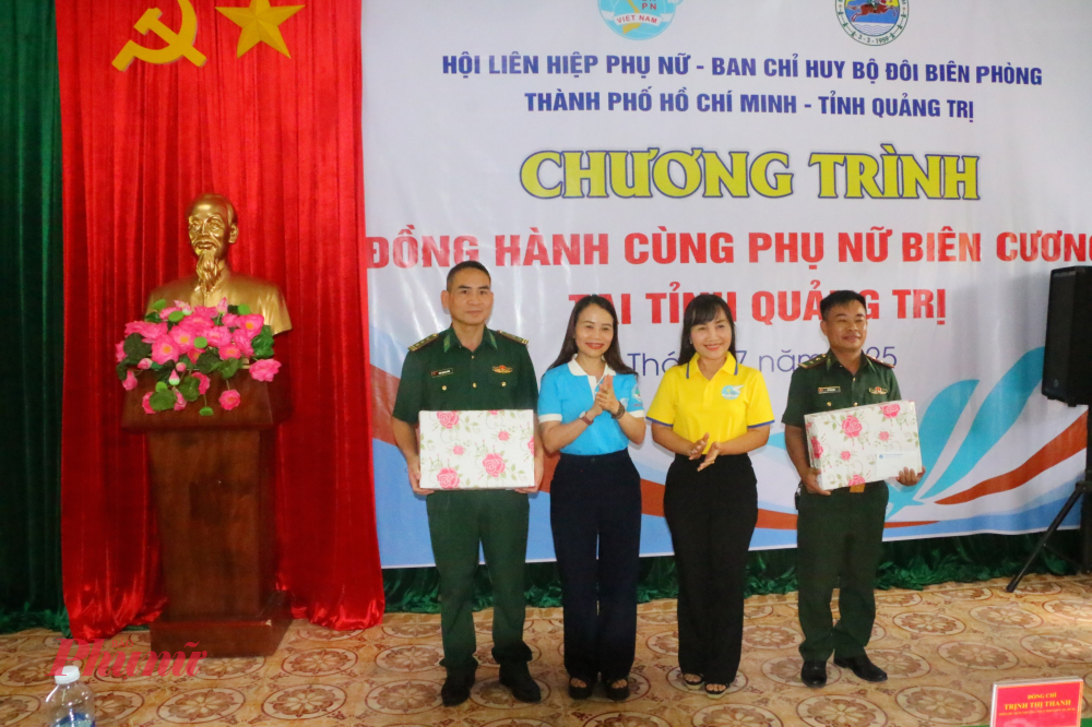Tặng qu&agrave; cho c&aacute;n bộ  Đồn bi&ecirc;n ph&ograve;ng  Thanh (Quảng Trị)