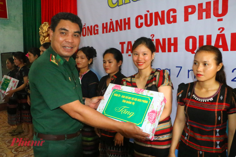 Thượng t&aacute; Hồ Ph&uacute; Vinh, Ph&oacute; Ch&iacute;nh ủy BCH BĐBP tỉnh Quảng Trị tặng qu&agrave; cho b&agrave; con