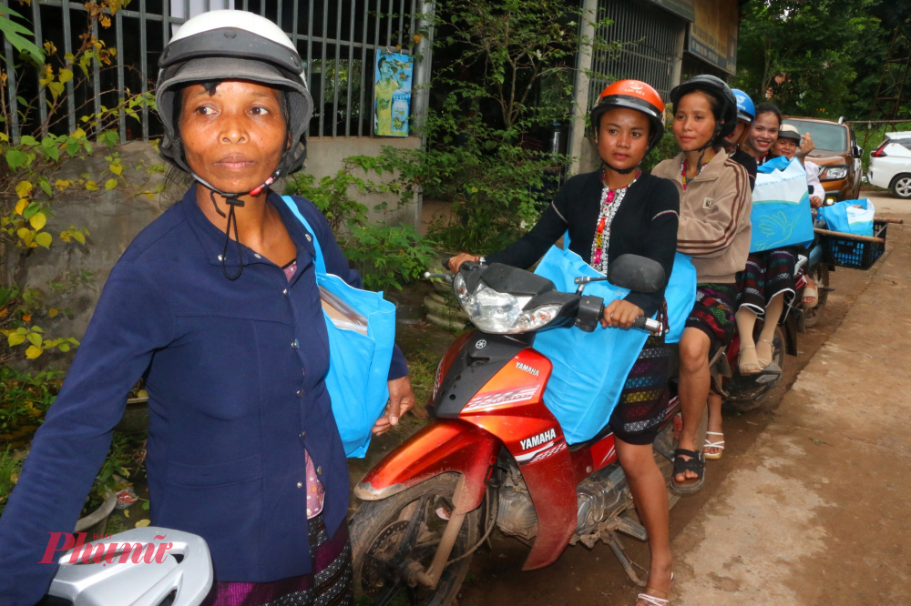 Chi em phụ nữ hai x&atilde; A Dơi, L&igrave;a vui mừng đem qu&agrave; tặng về nh&agrave;