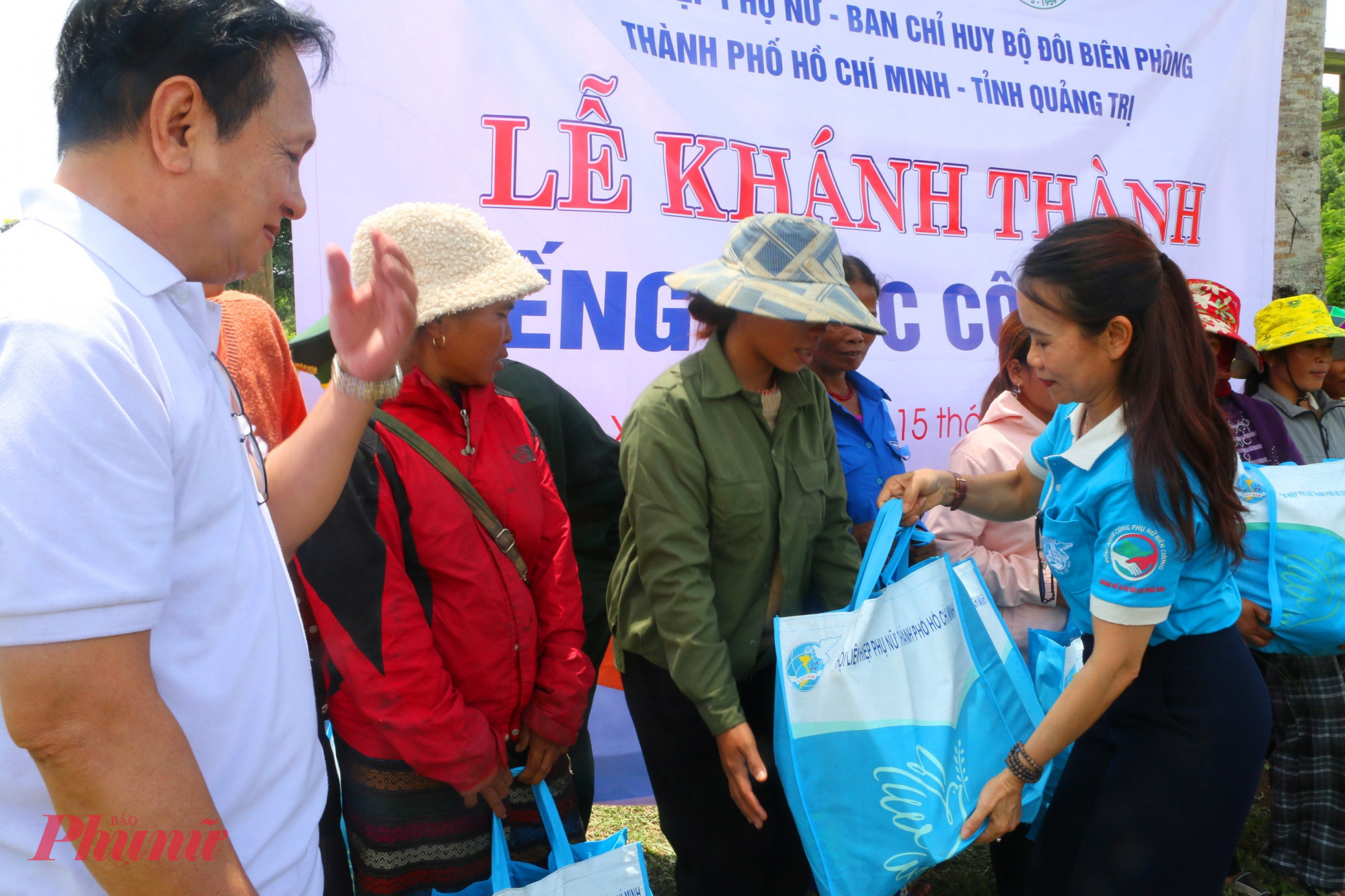 B&agrave; Trần Thị Th&uacute;y Nga- Phỏ chủ tịch Hội LHPN tỉnh Quảng Trị tặng qu&agrave; cho b&agrave; con x&atilde; Dơi