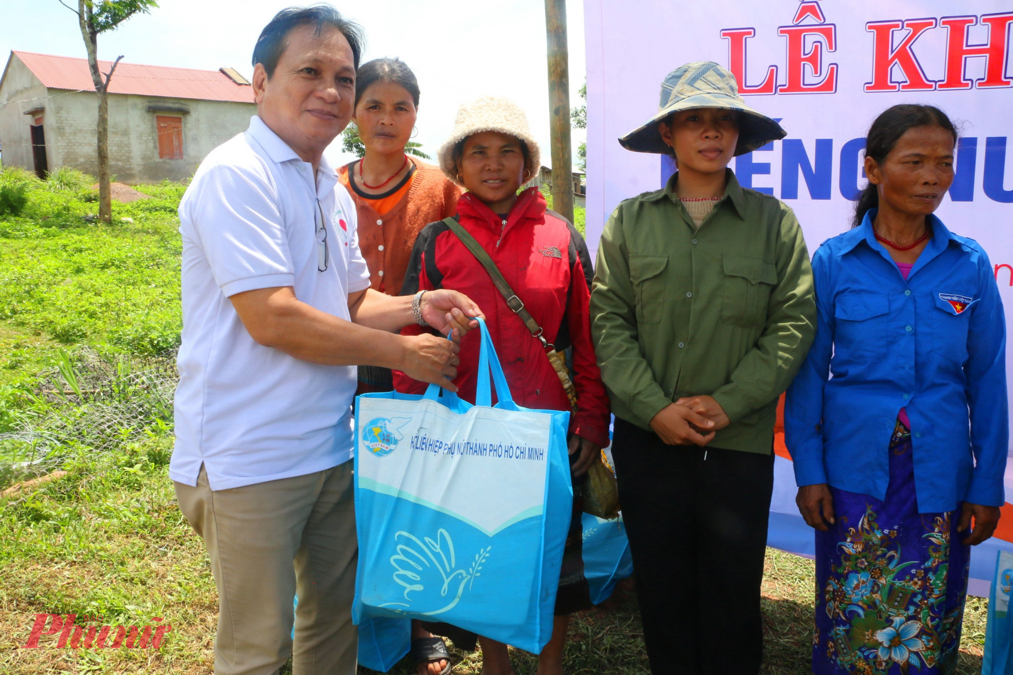 &Ocirc;ng Ngọc Minh đại diện mạnh thường qu&acirc;n tặng qu&agrave; cho b&agrave; con
