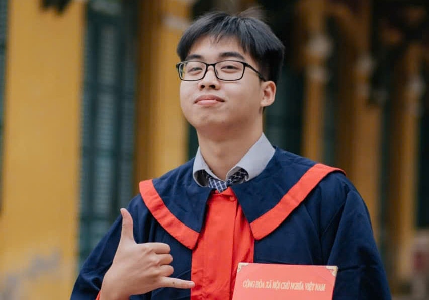 Ch&acirc;n dung thủ khoa k&eacute;p tổ hợp A01 v&agrave; D01 Nguyễn Việt Hưng - Ảnh: Trường THPT Chu Văn An 