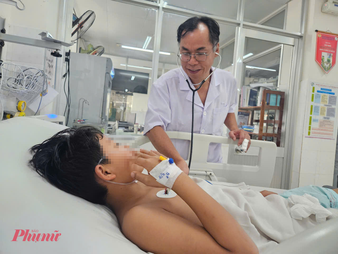 B&aacute;c sĩ Phan Tứ Qu&iacute; thăm kh&aacute;m cho b&eacute; trai mắc sốt xuất huyết biến chứng vi&ecirc;m gan được khoa điều trị qua nguy kịch, ảnh Phạm An