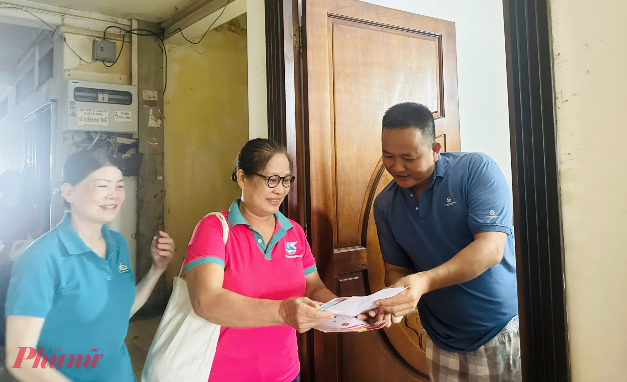 B&agrave; V&otilde; Thị Sen &ndash; Chi hội ph&oacute; Chi hội Phụ nữ khu phố 43, phường B&igrave;nh Thạnh (giữa) đang t&iacute;ch cực tuy&ecirc;n truyền c&ocirc;ng t&aacute;c PCCC v&agrave; vận động người d&acirc;n th&aacute;o dỡ chuồng cọp tại chung cư A9 Bắc Đinh Bộ Lĩnh