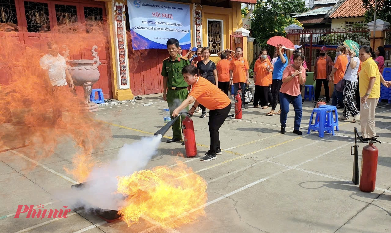 Phụ nữ phường B&igrave;nh Thạnh thực h&agrave;nh c&aacute;c kỹ năng PCCC